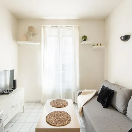 1 Bedroom Ideally Located Only 1 Minute To The Metro In Montmartre Neighbourhood Apartment