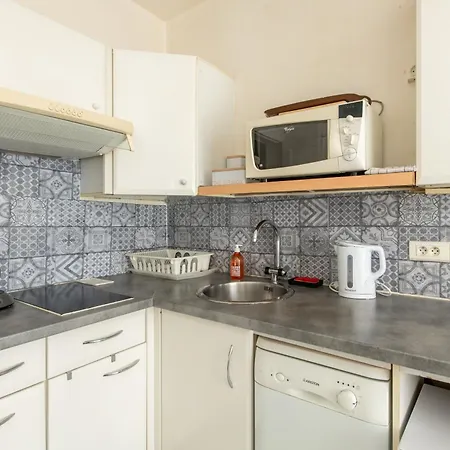 1 Bedroom Ideally Located Only 1 Minute To The Metro In Montmartre Neighbourhood Apartment