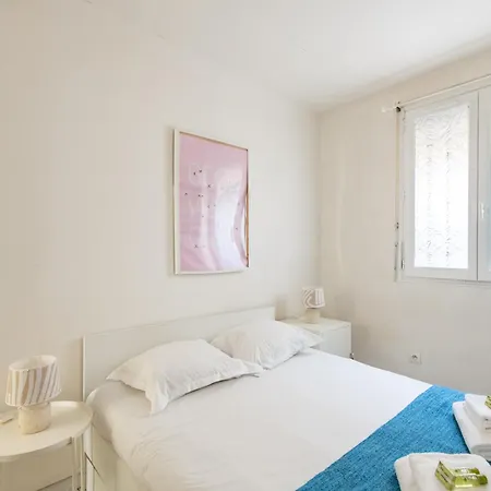 1 Bedroom Ideally Located Only 1 Minute To The Metro In Montmartre Neighbourhood *