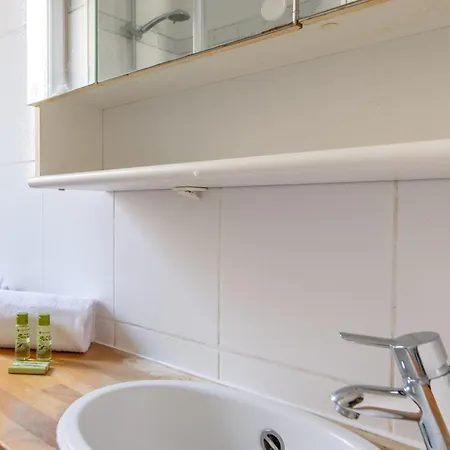 1 Bedroom Ideally Located Only 1 Minute To The Metro In Montmartre Neighbourhood Appartamento